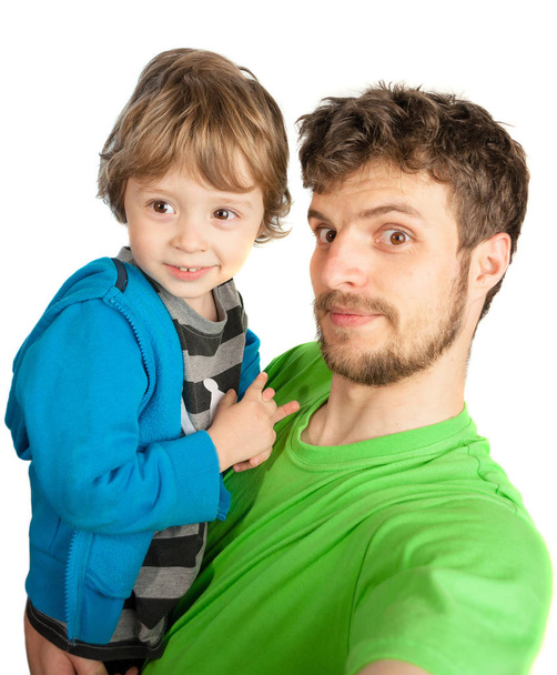 felice gioco padre e figlio isolato su bianco in studio. selfie
 . - Foto, immagini