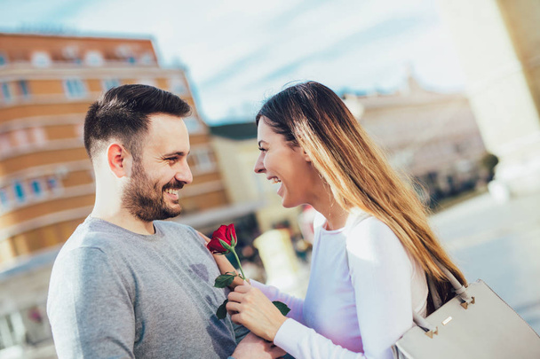 彼氏がストリートでバレンタインデーのためローズのガール フレンドを驚かせた  - 写真・画像