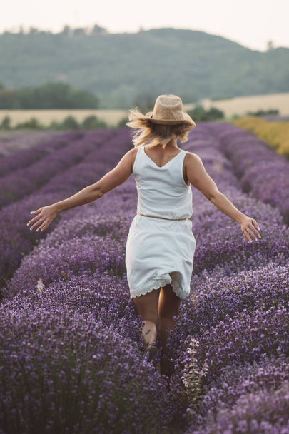 Unbekümmerte Frau genießt das Leben im Lavendelfeld - Foto, Bild