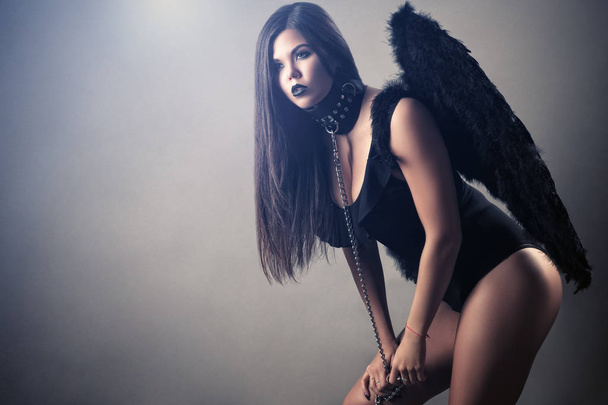 fashionable brunette woman with black wings - Foto, Imagem