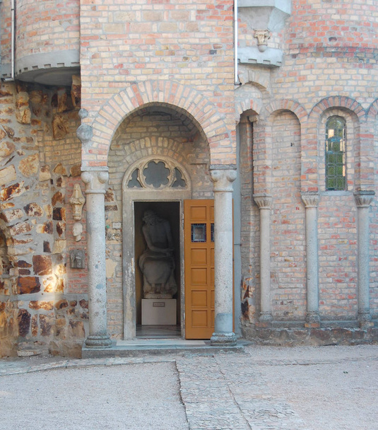 exterior del antiguo templo con puerta y estatua de piedra
 - Foto, Imagen
