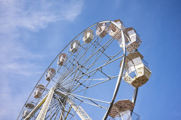 Kép a Ferris kerék ellen a kék ég. - Fotó, kép
