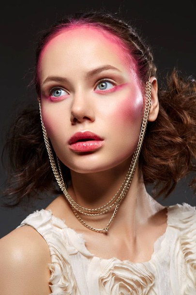 Schöne Mädchen mit rosa Make-up - Foto, Bild