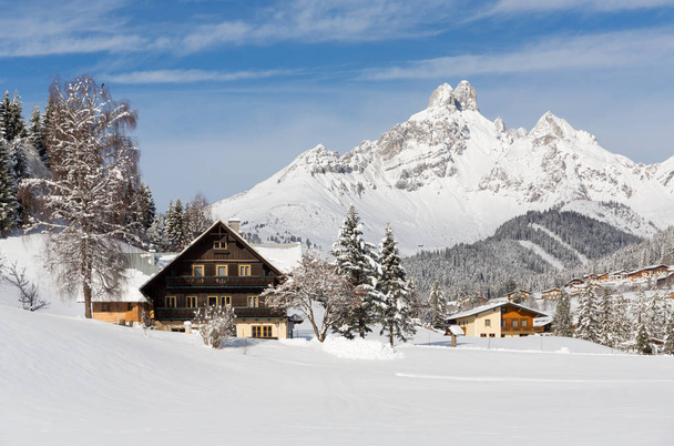 Inverno montanha aldeia paisagem com neve e casas de madeira tradicionais
 - Foto, Imagem
