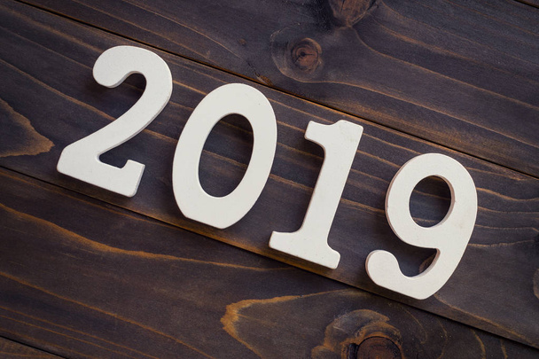 Новий рік концепція - 2019 номер для нового року на дерев'яний стіл. З vintage стиль тла. - Фото, зображення