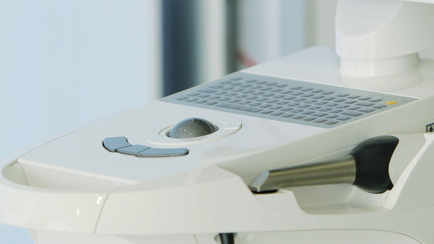 3D tanden scanner apparaat met display op witte tandarts kantoor. Luxe tandheelkundige kliniek interieur met tools. Tandheelkunde operationele operatie kamer vol met moderne apparatuur. - Video