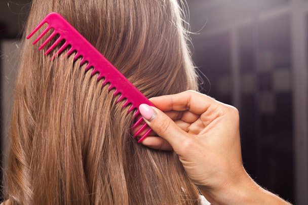 close up process of brushing hair - Zdjęcie, obraz