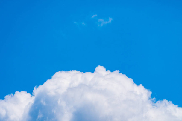 güzel beyaz bulut mavi gökyüzü arka plan üzerinde - Fotoğraf, Görsel