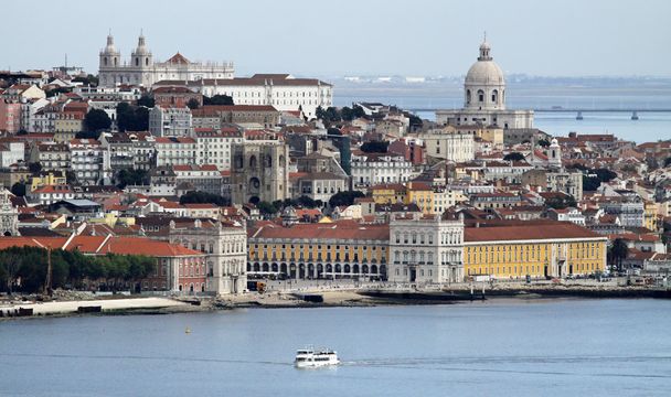 zicht op alfama en graca, lisbon - portugal - Foto, afbeelding