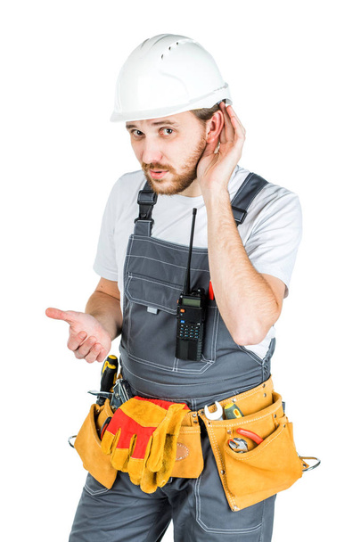 Budowniczy lub pracownika w kask ochronny jest słuchanie. Na białym tle nad białym tle - Zdjęcie, obraz