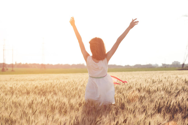 Happy summer i wolności. Piękna dziewczyna na słoneczny da pole pszenicy - Zdjęcie, obraz