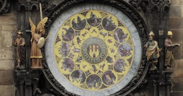 Praag astronomische klok, of Praag Orloj is een middeleeuwse klok gelegen in Praag, de hoofdstad van de Tsjechische Republiek - Video