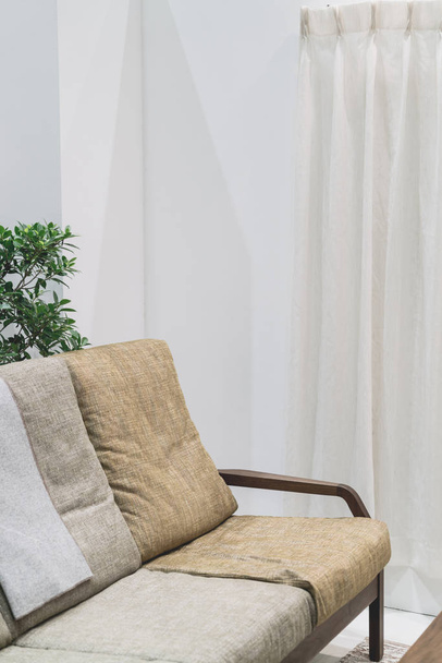 hermosa y cómoda decoración de almohadas en el sofá - filtro de efecto vintage
 - Foto, Imagen