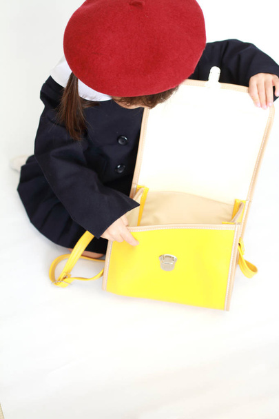 幼稚園制服 (3 歳まで) (ハイアングル) 日本人の女の子 (ホワイト バック) - 写真・画像