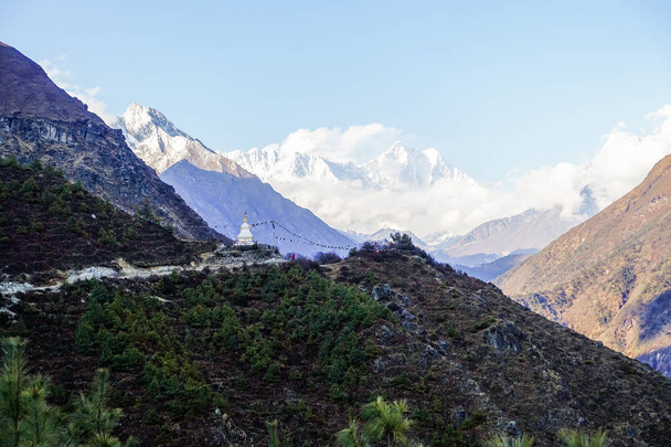 Himalaya mountain views on route to Everest Base Camp - Fotografie, Obrázek