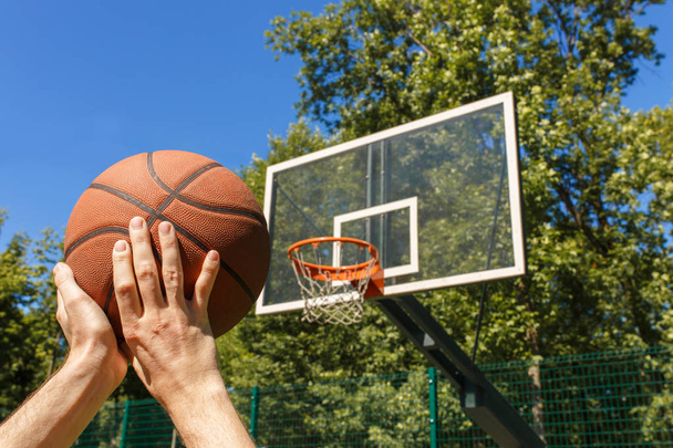 hands throwing basketball ball - Фото, зображення