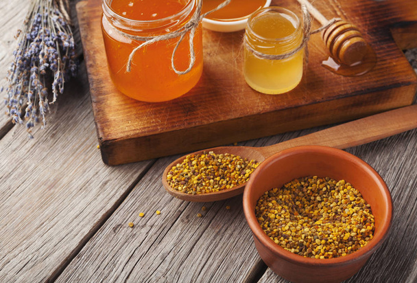 Various types of honey on wooden platter, closeup - 写真・画像