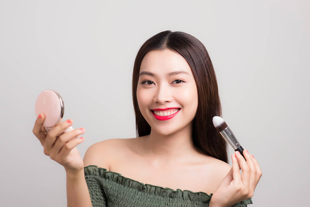 Closeup portret van Aziatische vrouw skincare het dragen van make-up op witte achtergrond - Foto, afbeelding