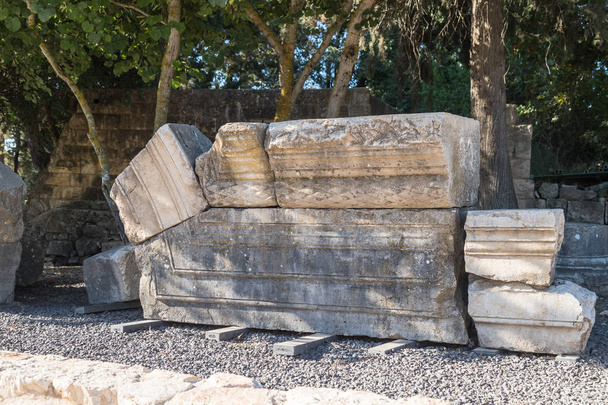 Залишається верхній карниз з елементами ювелірні вироби на руїнах Велика синагога талмудичних період в Bar'am національному парку в Ізраїлі. - Фото, зображення