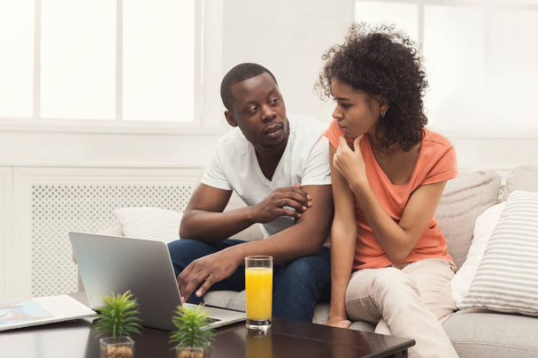 Joven pareja afroamericana trabajando en laptop
 - Foto, Imagen