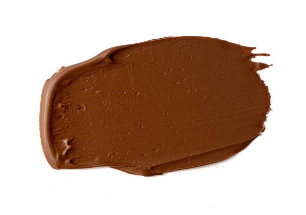 Chocolate esparcido aislado sobre fondo blanco. Delicioso diseño de alimentos - Foto, Imagen