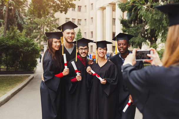 Group of students taking photo on graduation day - Zdjęcie, obraz