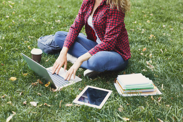 Młoda kobieta na co dzień z laptopa na zewnątrz - Zdjęcie, obraz