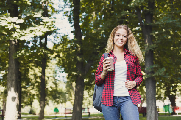 Πορτρέτο του φοιτητής κορίτσι στο πάρκο - Φωτογραφία, εικόνα