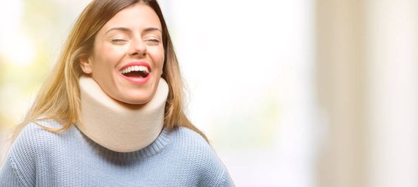 Mladá zraněná žena nosí límec krční ortéza šťastné a spokojené smíchy přirozený úsměv - Fotografie, Obrázek