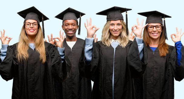 Eğitim kavramı, üniversite mezunu kadın ve adam grup meditasyon ve gevşeme ifade iki elinle ok işareti jest yapıyor - Fotoğraf, Görsel