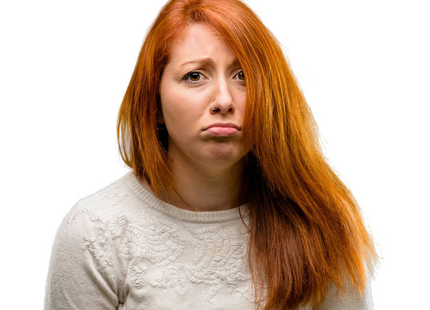 Красивая молодая рыжая женщина с грустным и расстроенным выражением лица, несчастный изолированы на белом фоне
 - Фото, изображение