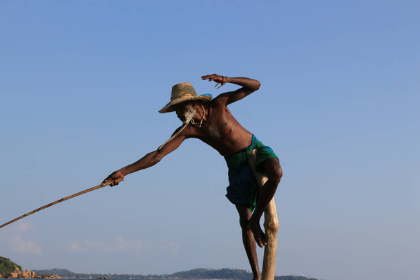 pescatore tradizionale pesca vicino a Galle in Sri Lanka
.  - Foto, immagini
