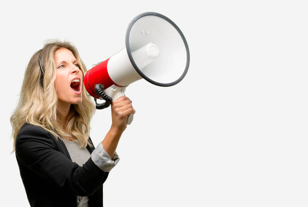 Mujer joven operadora de call center se comunica gritando fuerte sosteniendo un megáfono, expresando el éxito y el concepto positivo, idea de marketing o ventas
 - Foto, imagen