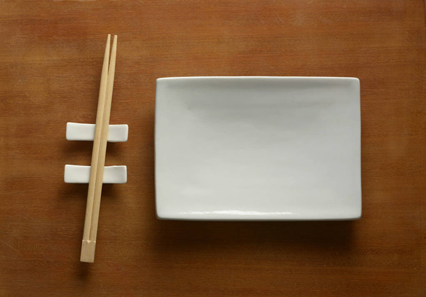 Sushi pálcika és más kínai konyha edények - felülnézet - Vértes - Fotó, kép