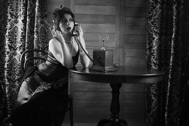 Mooi meisje van de jaren 1930 rookt monochroom - Foto, afbeelding