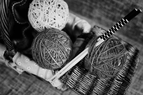 pelotas de lana bordadas y agujas de punto
 - Foto, Imagen