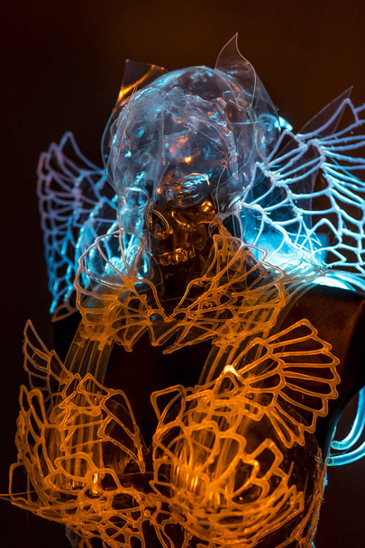 Disfraz de cráneo de cristal, diseño gótico y oscuro hecho con materiales termoplásticos y de modelado artístico
 - Foto, imagen