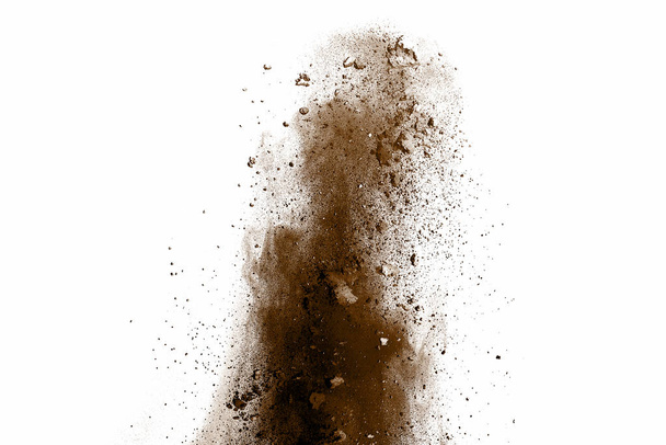 Εκρηκτική σκόνη καφέ σε λευκό φόντο. Στεγνό χώμα έκρηξη σε λευκό φόντο - Φωτογραφία, εικόνα