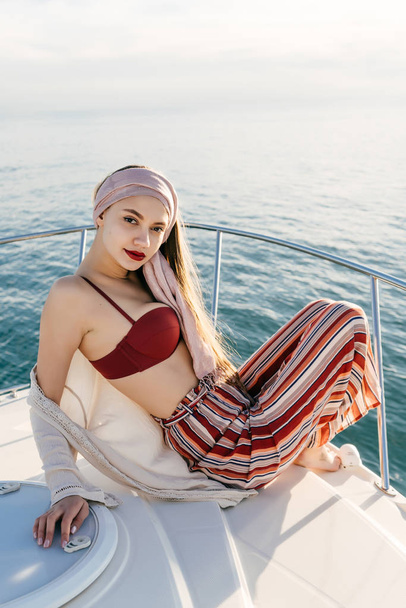 beautiful young woman in summer clothes posing on a yacht, sailing on the Caribbean sea - Fotografie, Obrázek