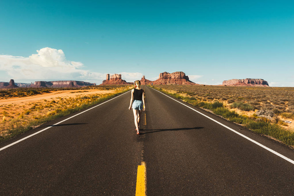 Giovane donna sulla strada sopra Monument Valley, Stati Uniti d'America
 - Foto, immagini