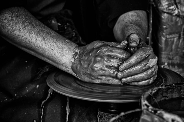 Ruce hrnčíře tvarování hlíny, detail řemeslníka, umění a tvorby ve Španělsku - Fotografie, Obrázek