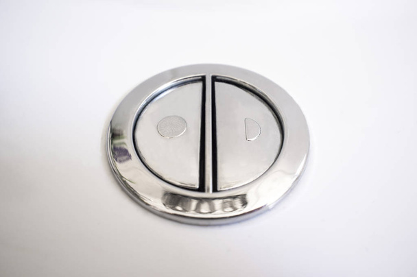 Двойной смывной клапан для очистки с двумя отдельными кнопками. Экономия воды
 - Фото, изображение