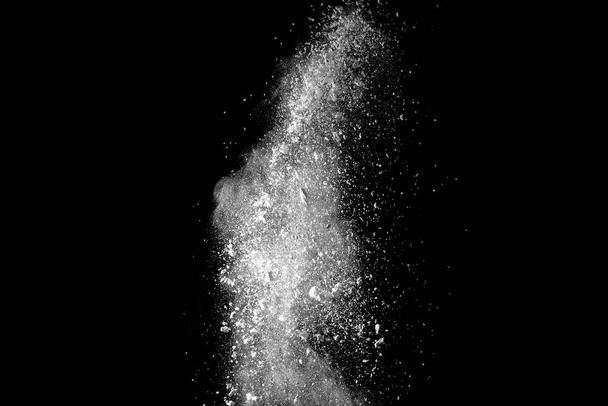 Explosión de polvo blanco sobre fondo negro
. - Foto, Imagen