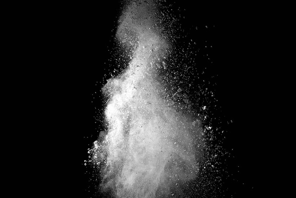 Esplosione di polvere bianca su fondo nero
. - Foto, immagini