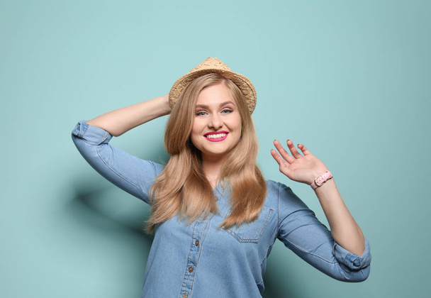 Attractive young woman in stylish outfit on color background - Foto, immagini