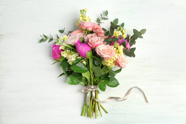 Bouquet of beautiful fragrant flowers on wooden background - Foto, Imagen