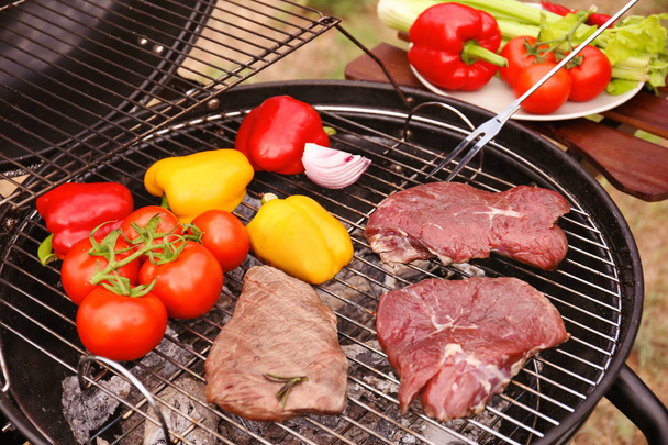 Moderne grill met vlees en groenten buitenshuis, close-up - Foto, afbeelding