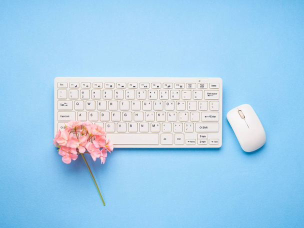 Tastiera bianca con fiori. Concetto di scrittura
 - Foto, immagini