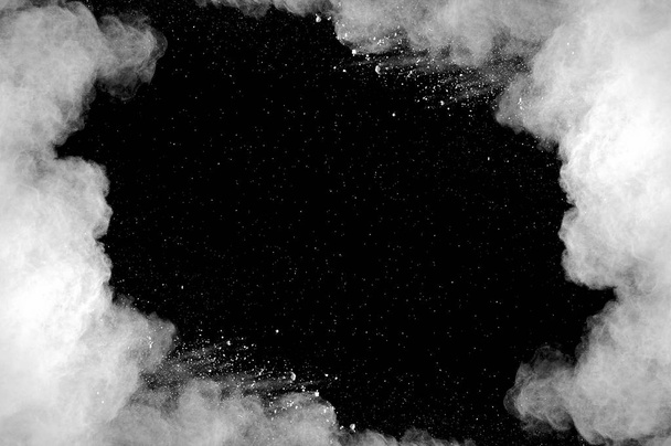 Explosión de polvo blanco sobre fondo negro. - Foto, Imagen