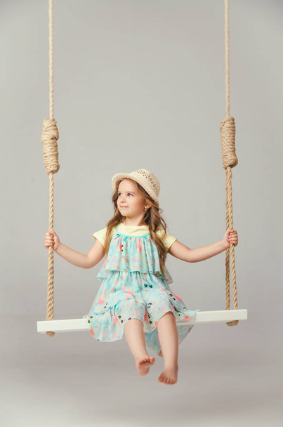 het kind in de Studio poseren in modieuze kleding - Foto, afbeelding